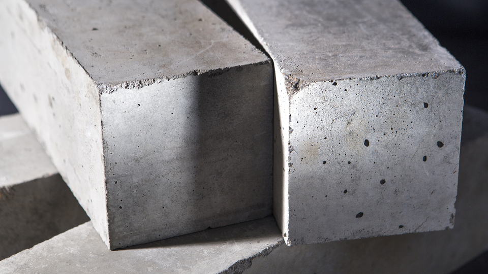 fyrkantiga klumpar av cement