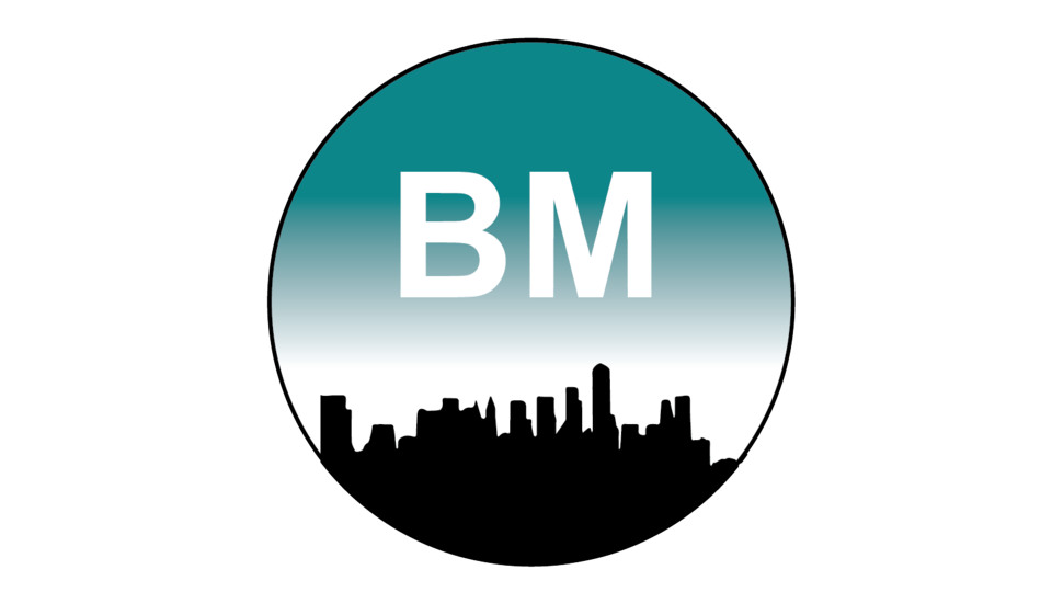 En rund ring med en svart silhuett av en stad, med bokstäverna "BM" ovanför