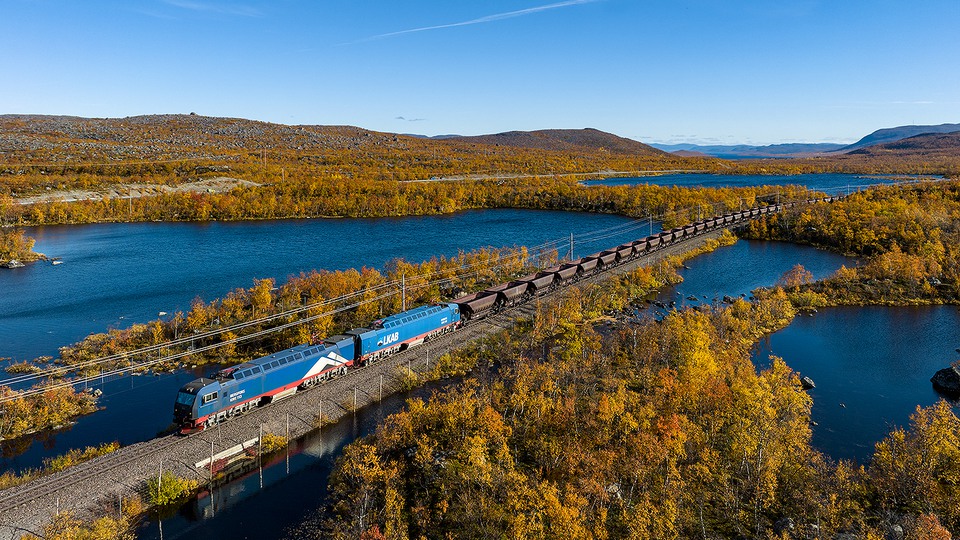 Tåg ssom åker igenom natur i norra Sverige